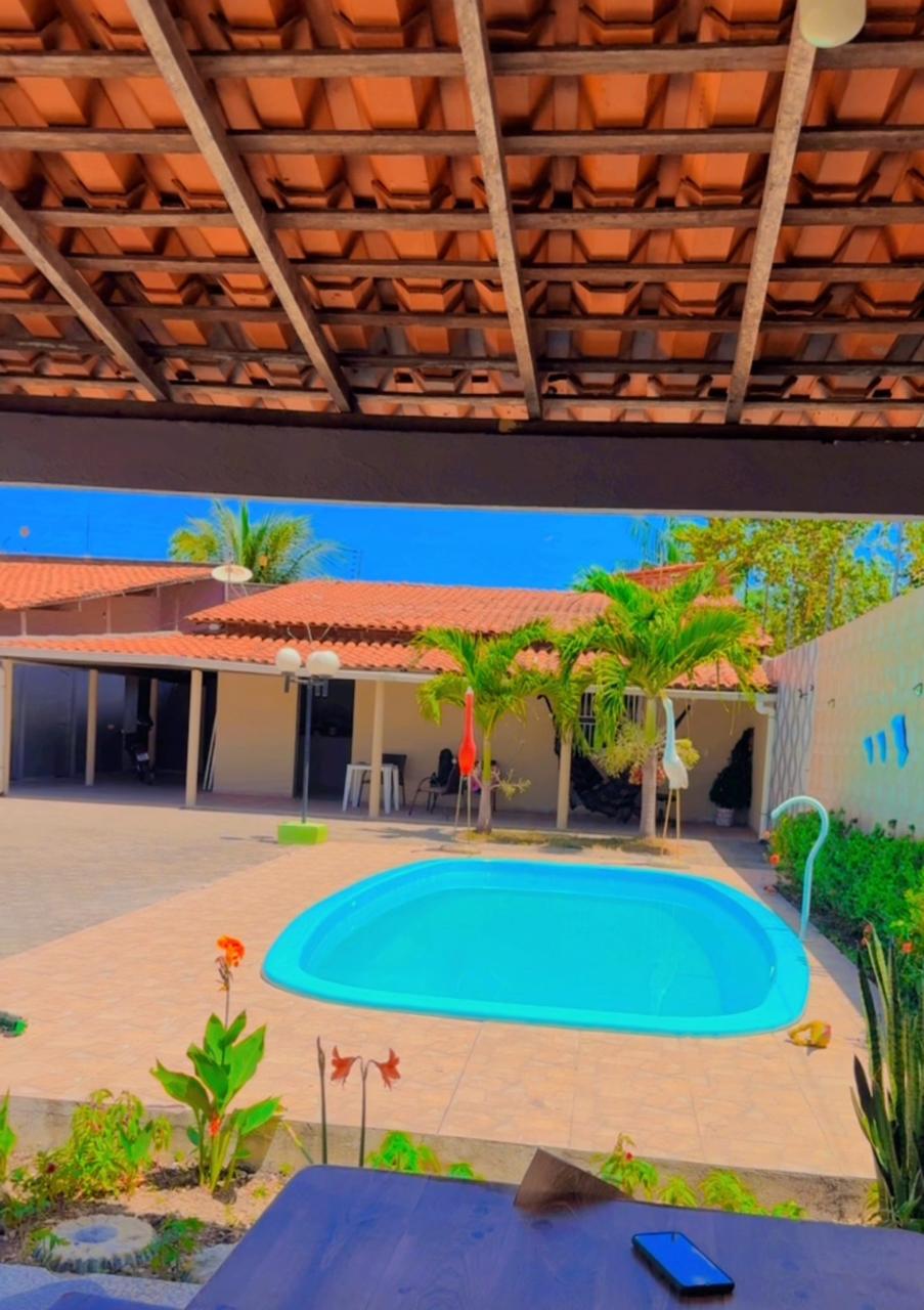 Área externa da LaViver com piscina e espaços de convivência